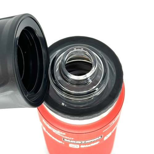 Czerwona termiczna butelka (kubek) z pokrywką PACKOUT Milwaukee 710 ml
