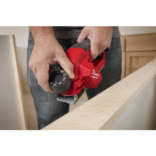 Milwaukee M12 BLP struga deskę trzymaną na stanowisku