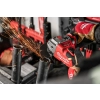 Milwaukee M18 ONEFSAG125XB tnie stalową rurę, snop iskier
