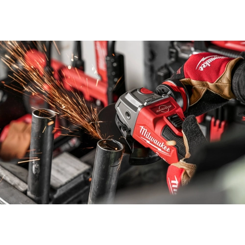 Milwaukee M18 ONEFSAG125XB tnie stalową rurę, snop iskier