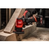 Milwaukee M12 FDSS szlifuje drewnianą krokiew w konstrukcji dachu