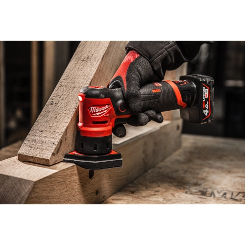 Milwaukee M12 FDSS szlifuje drewnianą krokiew w konstrukcji dachu