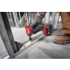 Milwaukee M18 FID3 z nasadką dokręca śrubę w stalowej szynie przy podłodze