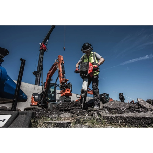 Kask hełm ochronny Milwaukee BOLT100 niewentylowany czarny – widok 3