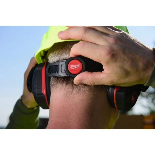 Kask hełm ochronny Milwaukee BOLT100 niewentylowany jaskrawy żółty – widok 4