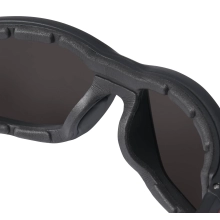 Okulary ochronne PREMIUM z uszczelką Milwaukee przyciemniane polaryzacyjne – widok 2 Okulary ochronne PREMIUM z uszczelką Milwaukee przyciemniane polaryzacyjne – widok 2