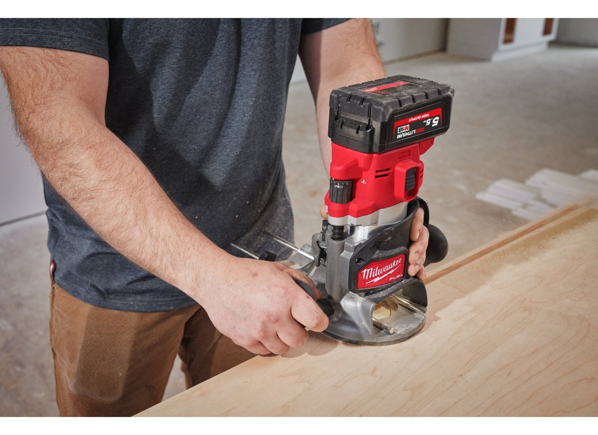 Frezowanie profilu w desce frezarką górnowrzecionową Milwaukee M18 FUEL FR12