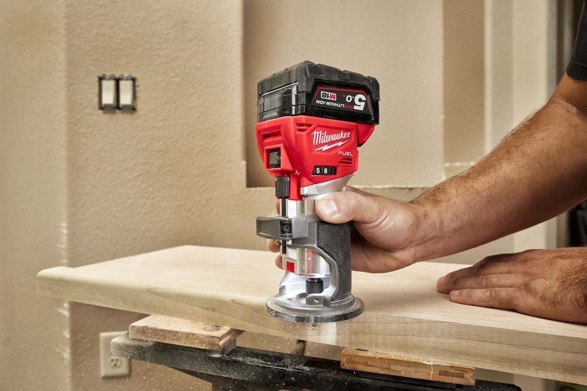 Zaokrąglanie krawędzi blatu frezarką krawędziową Milwaukee M18 FUEL FTR prowadzoną jedną ręką