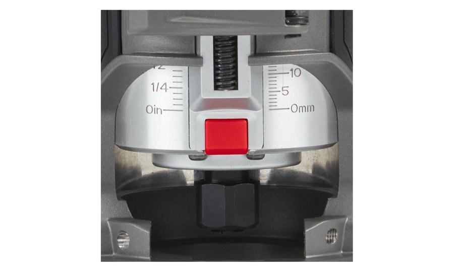 Skala głębokości z mikroregulacją 0,4 mm na korpusie frezarki Milwaukee M18 FUEL FTR