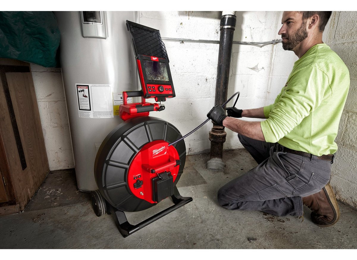 Inspekcja pionu kanalizacyjnego w piwnicy kamerą Milwaukee M18 SIC60 HDR z monitorem