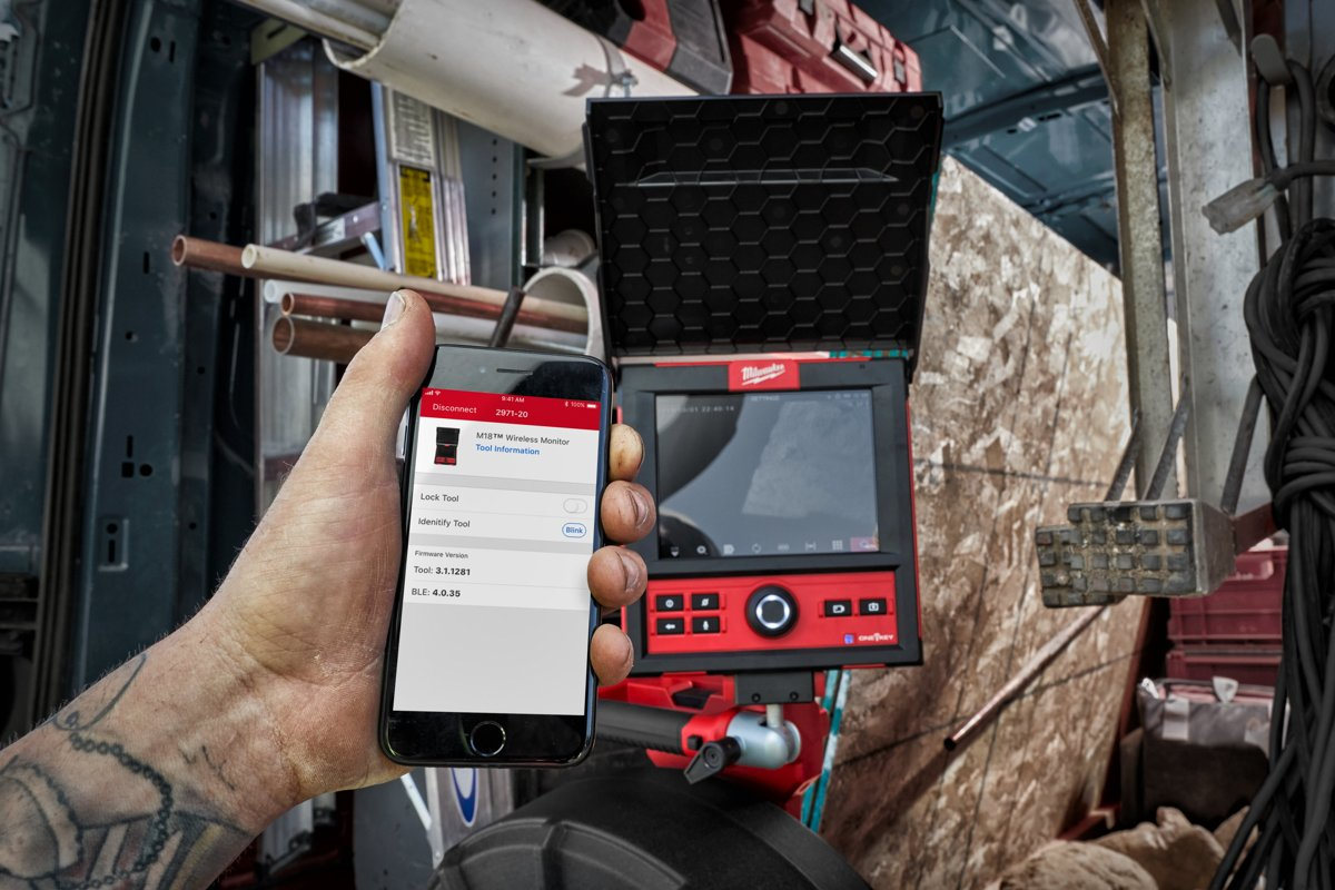 Raport z inspekcji kanalizacji na monitorze Milwaukee M18 SIM i w telefonie