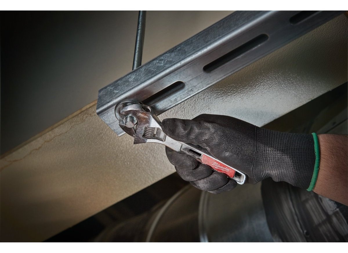 Klucz nastawny Milwaukee dokręca nakrętkę na profilu
