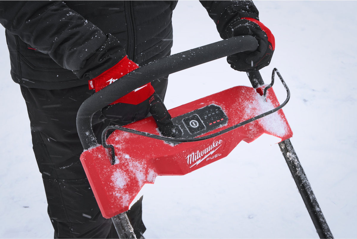 Panel na kierownicy odśnieżarki Milwaukee M18 FUEL F2SSBL z włącznikiem i wskaźnikiem naładowania