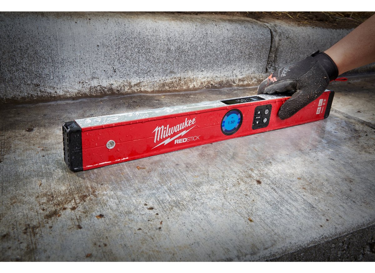 Poziomica elektroniczna Milwaukee na betonowej posadzce