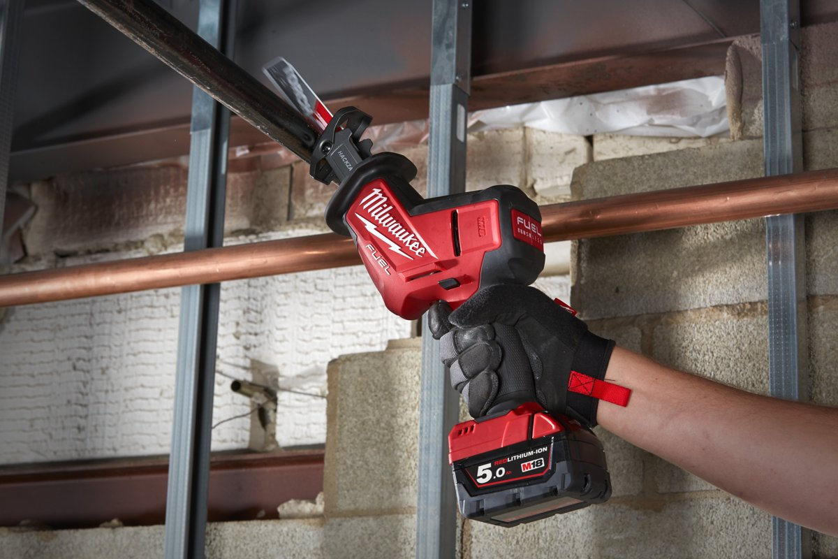 Instalator tnie rurę miedzianą jedną ręką kompaktową piłą szablastą Milwaukee M18 FUEL HACKZALL