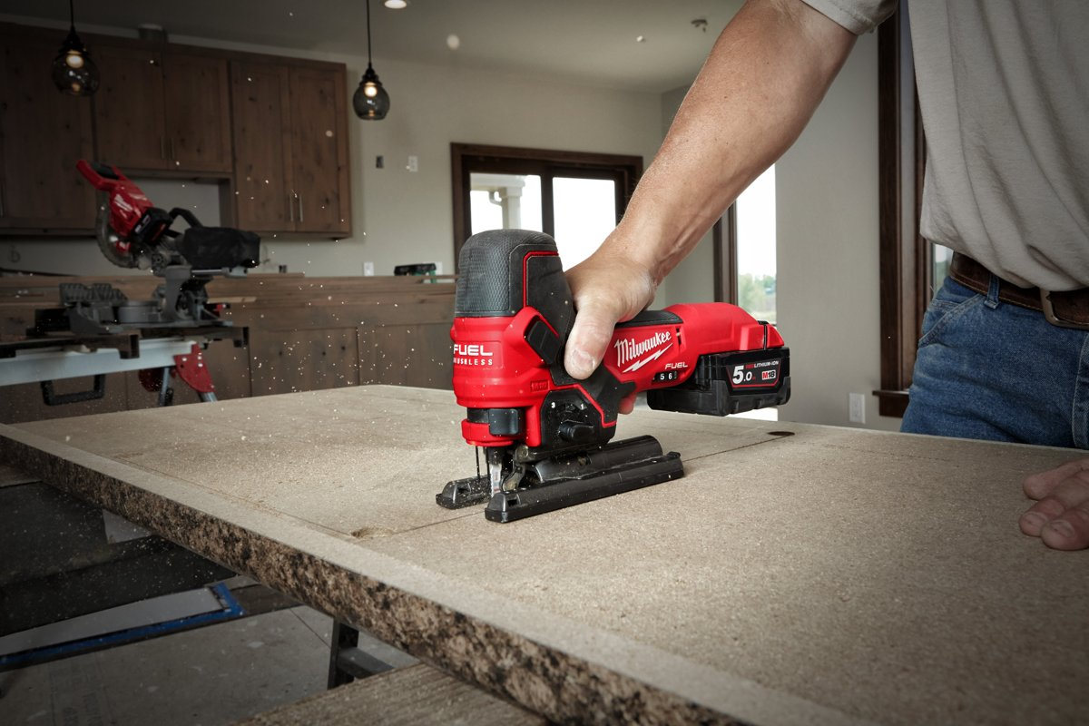 Cięcie grubego blatu kuchennego wyrzynarką Milwaukee M18 FUEL FBJS