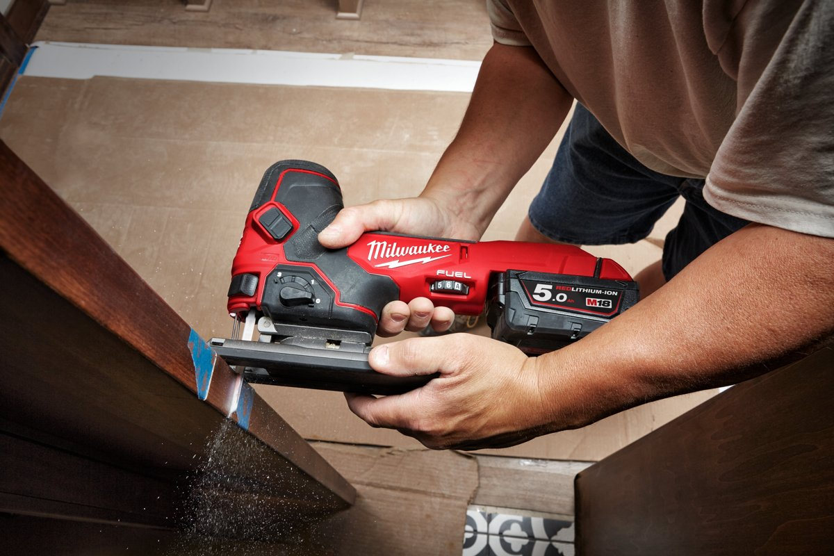 Docinanie listwy przy parapecie wyrzynarką Milwaukee M18 FUEL FBJS z rękojeścią T