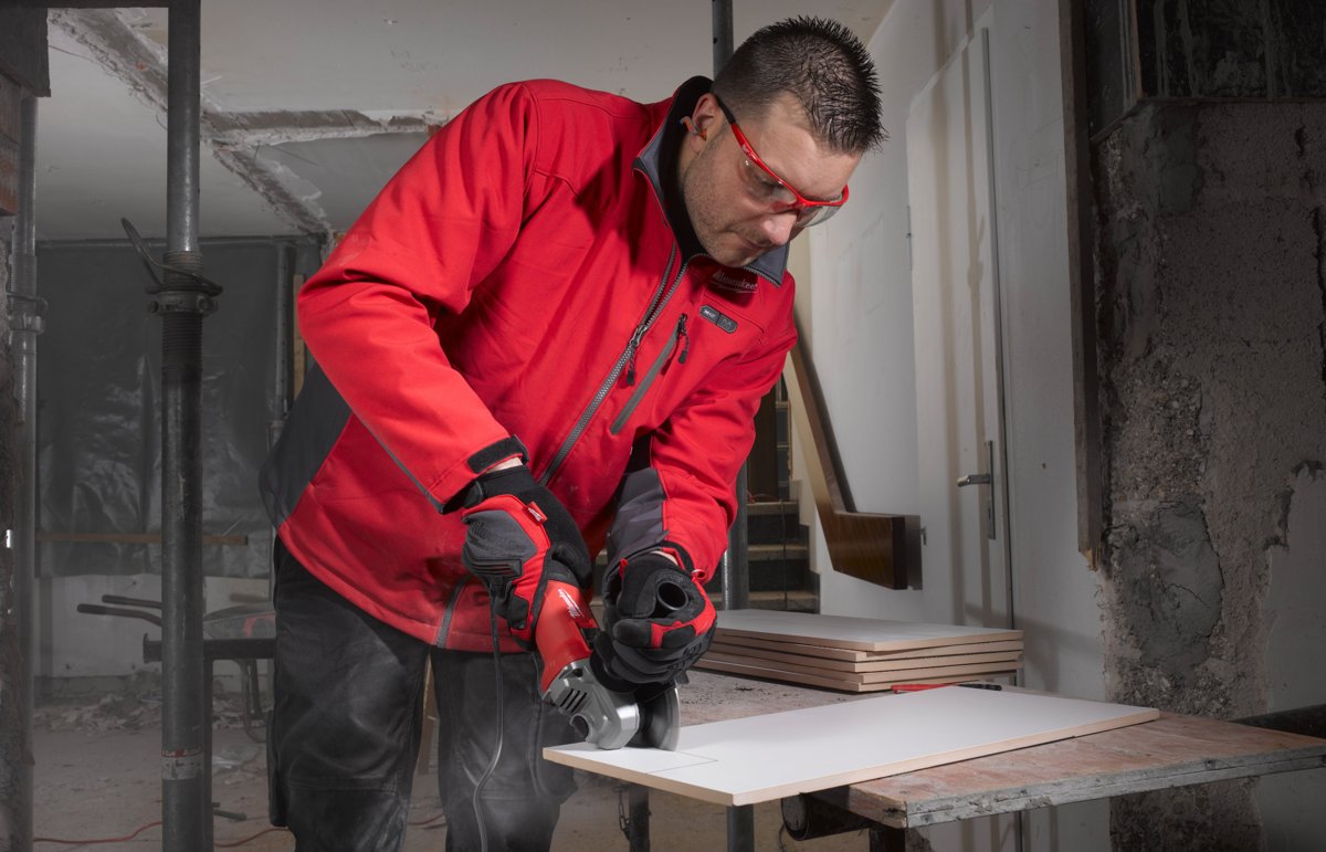 Cięcie płyty szlifierką AG 800 w pomieszczeniu