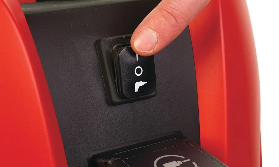 Włącznik i gniazdo elektronarzędzia