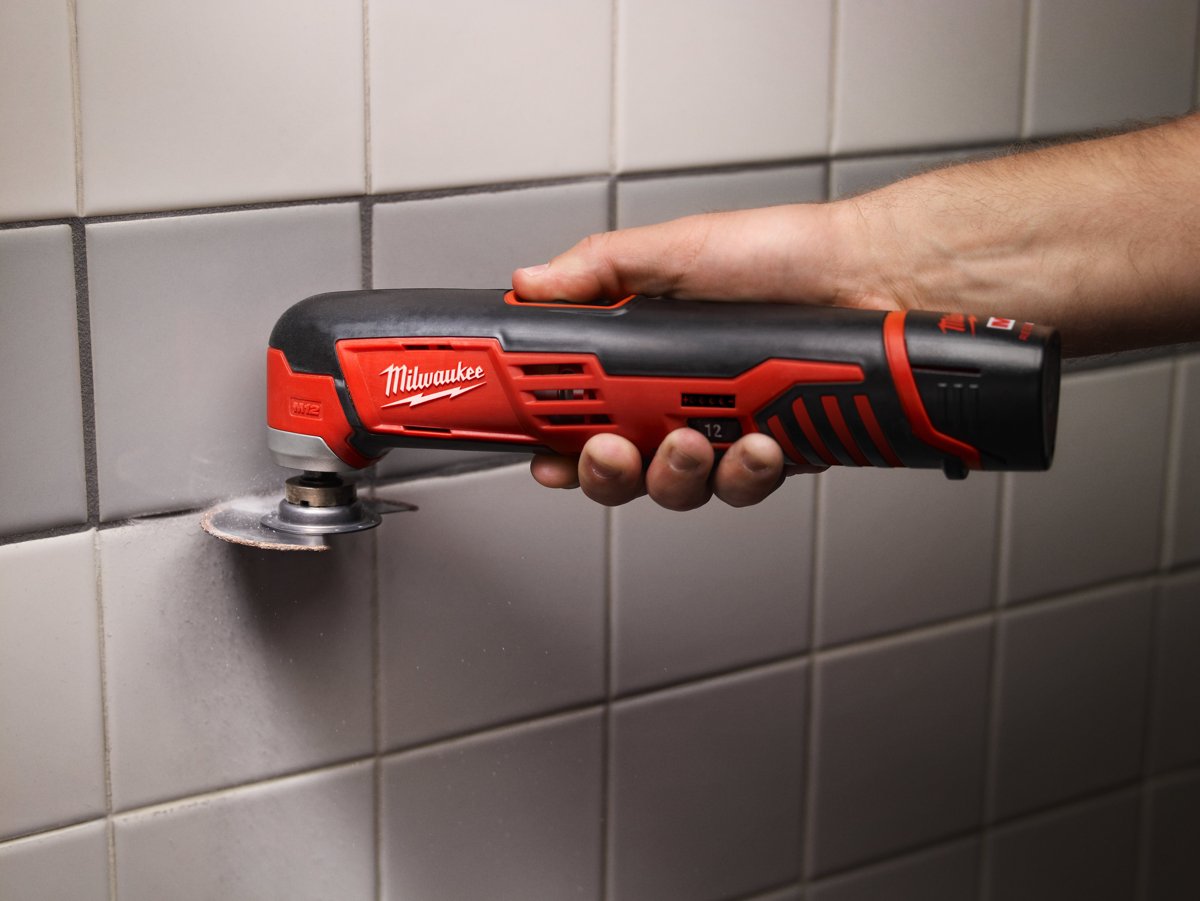 C12 MT usuwa fugę między płytkami ceramicznymi na ścianie