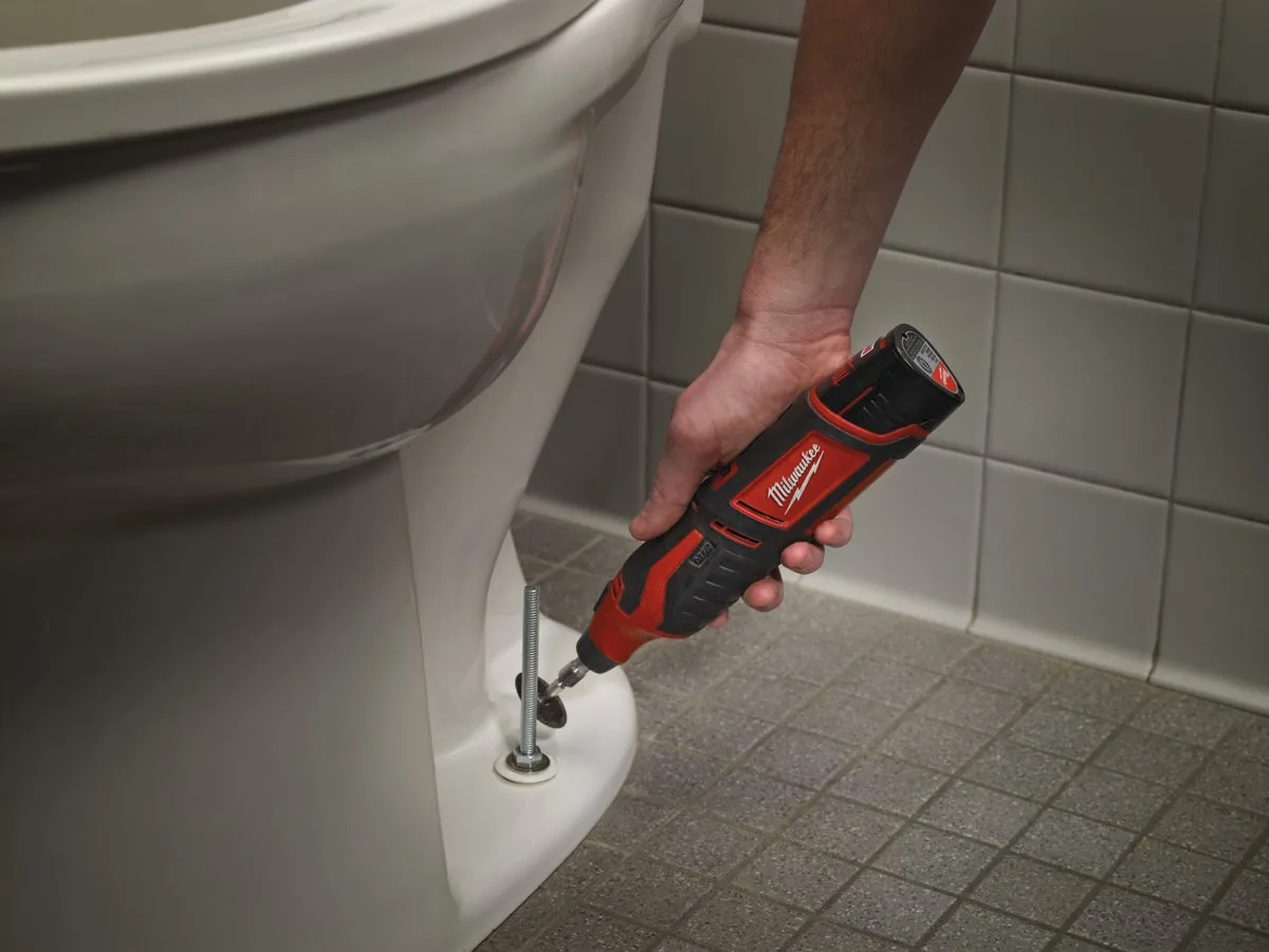 C12 RT czyści połączenie miski WC z podłogą