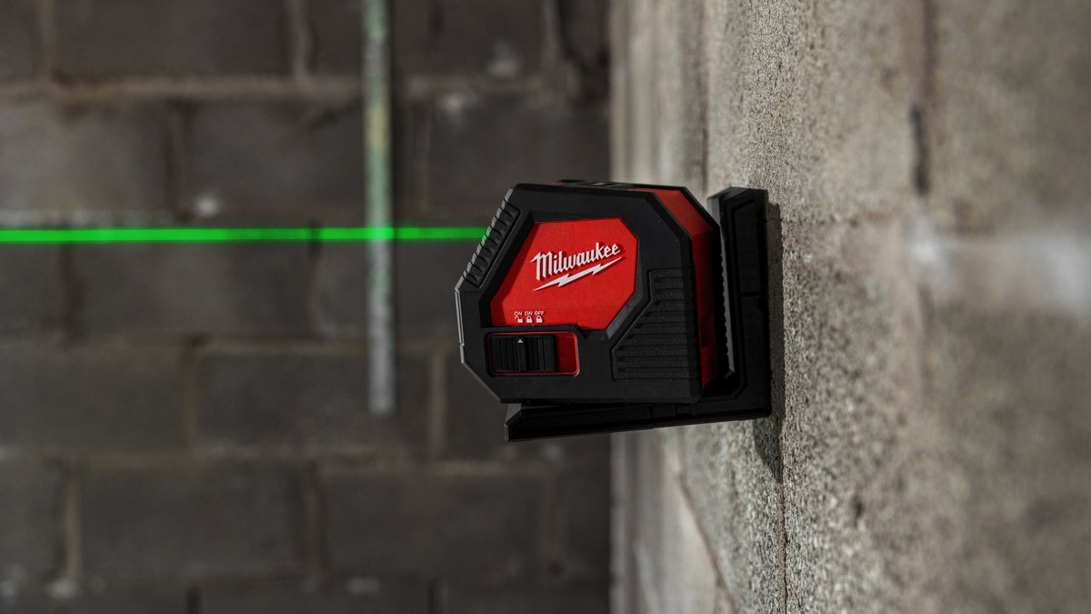 Laser CLL-C na murze z bloczków wyświetla linię poziomą