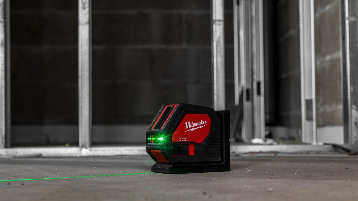 Laser CLL-C stoi na podłodze i wyświetla linię wzdłuż pomieszczenia