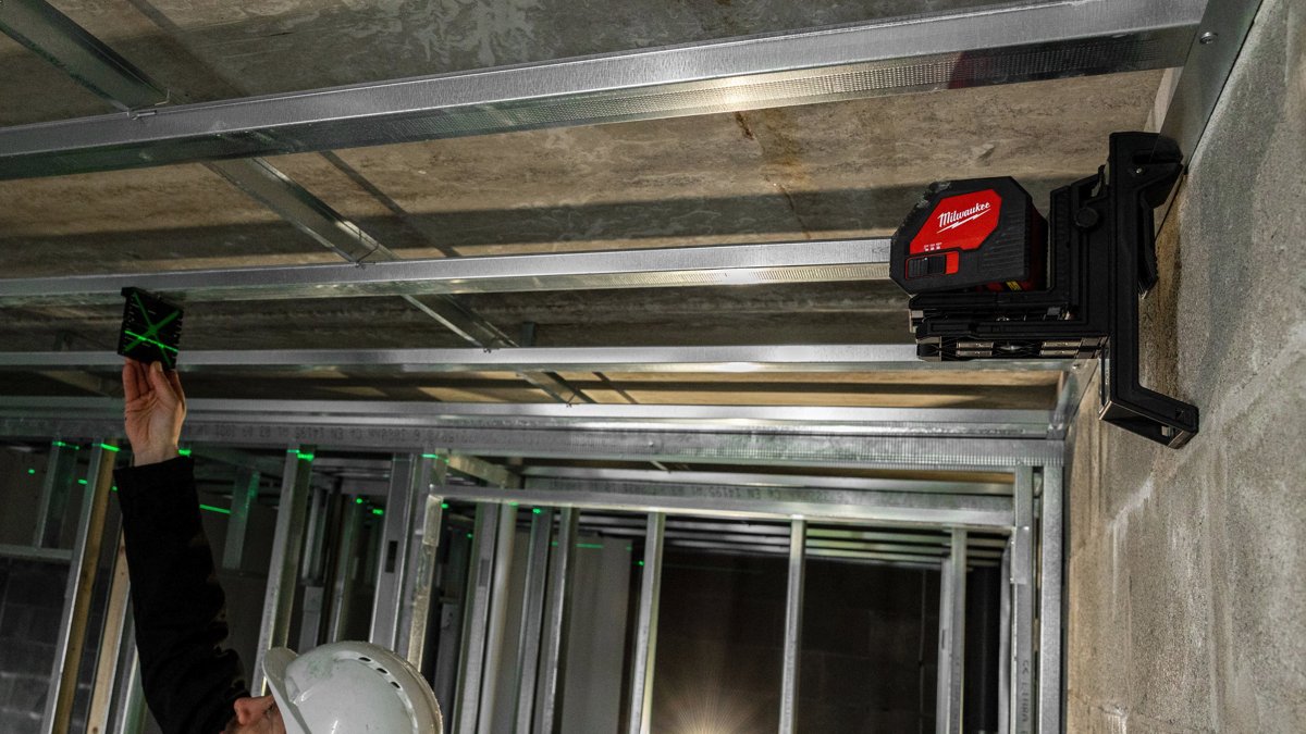 Laser CLL-C zamocowany pod stropem przy montażu sufitu
