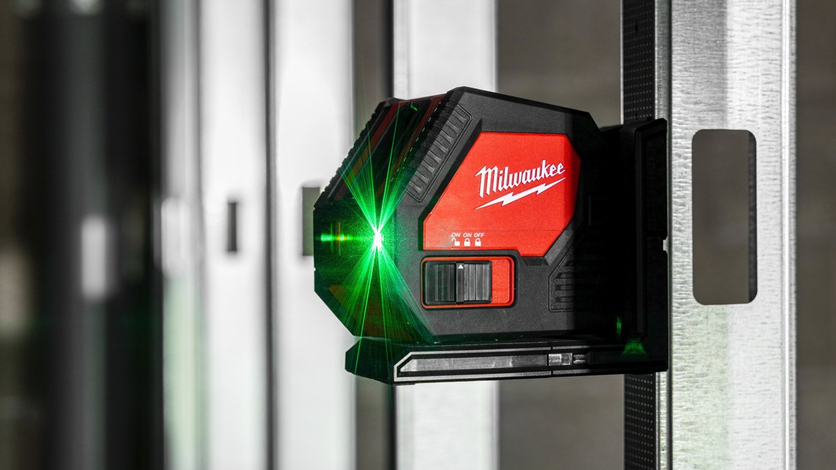 Laser CLL-C wyświetla krzyż na stalowym profilu