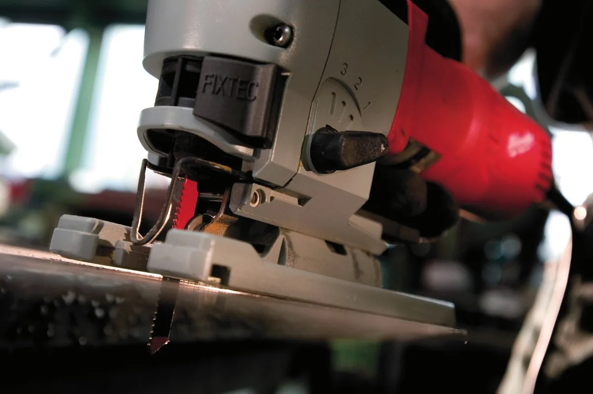 Cięcie blachy wyrzynarką FSPE 110 X z zaciskiem FIXTEC