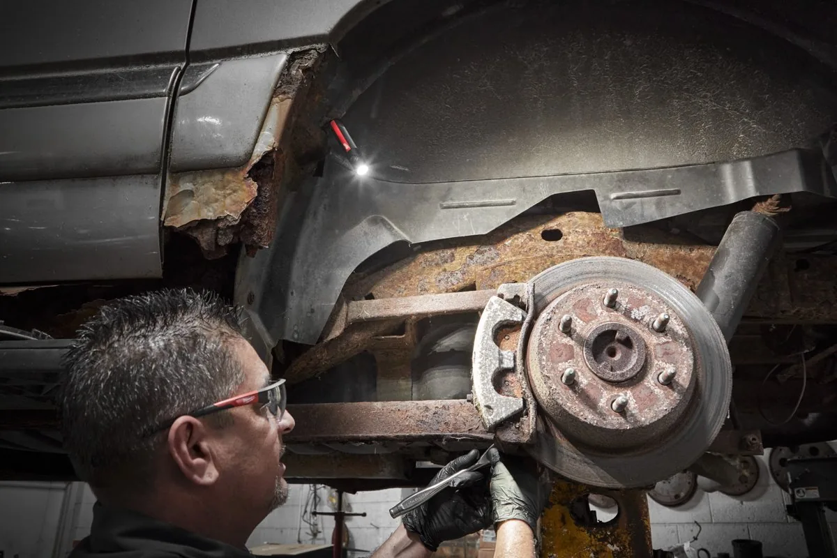 Mechanik sprawdza tarczę hamulcową przy świetle latarki IR FL500