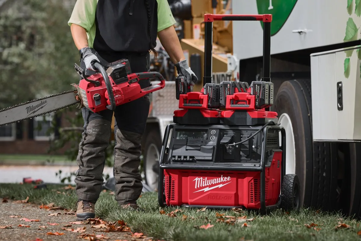 Generator ROLL-ON przy pracy pilarką w terenie