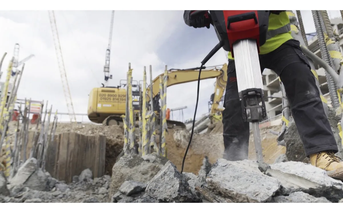 Dłuto młota K 2628 H wbija się w betonowy gruz