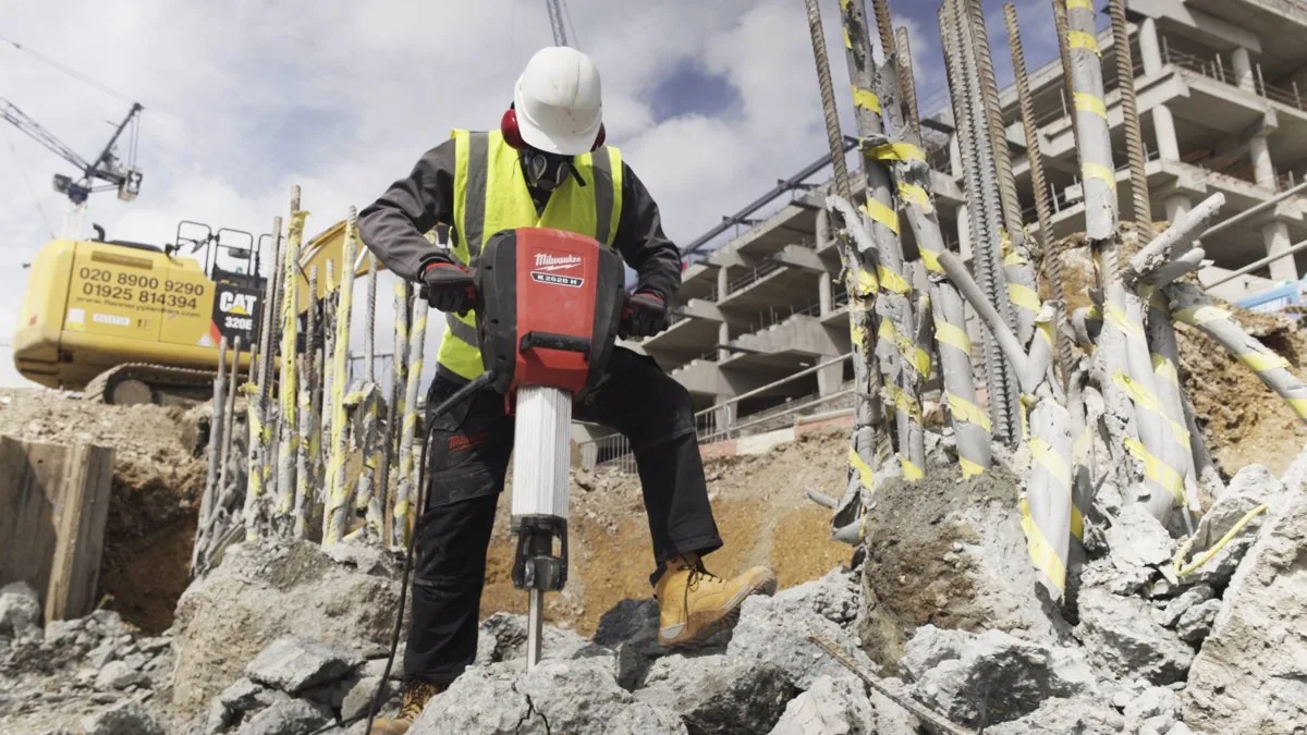 Operator kuje beton w wykopie młotem wyburzeniowym K 2628 H