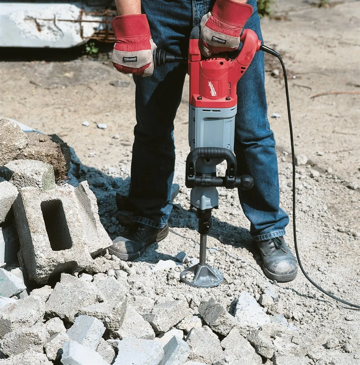 Operator rozbija beton młotem wyburzeniowym K 900 S