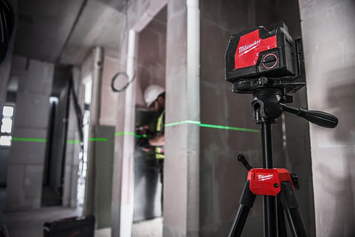 Laser L4 CLL na statywie wyświetla linię poziomą na ścianach