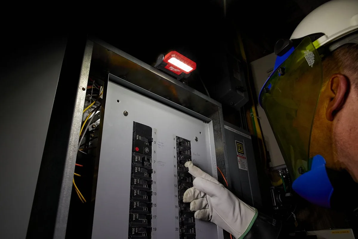 Reflektor L4 FFL na rozdzielni podczas pracy elektryka