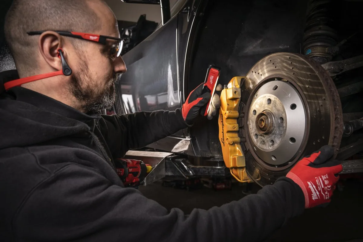 Mechanik oświetla zacisk hamulca latarką L4 FL