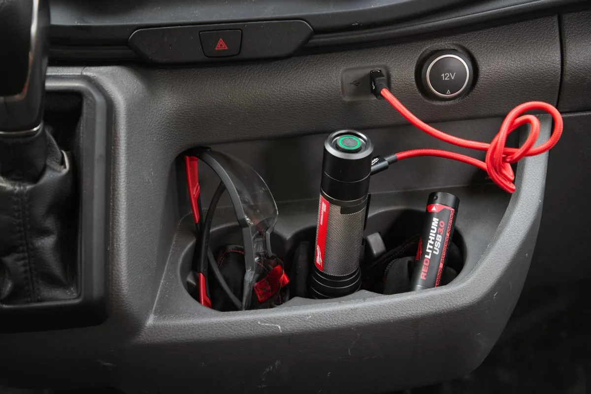 Ładowanie latarki L4 FL2000 z gniazda USB w samochodzie