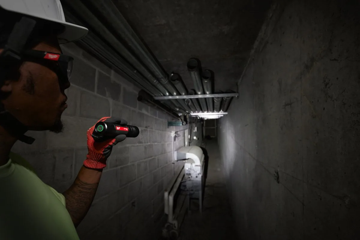 Inspekcja tunelu instalacyjnego z latarką L4 FL2000
