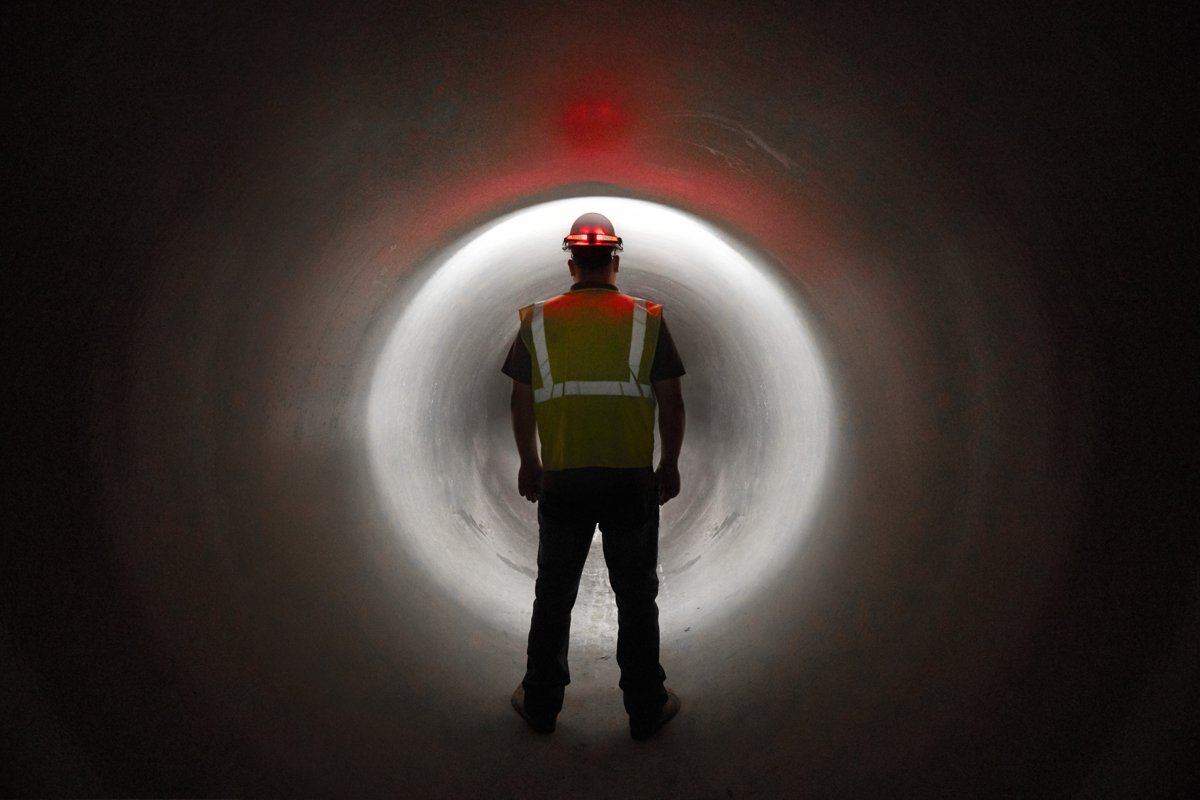 Praca w tunelu z czołówką L4 HL-VIS