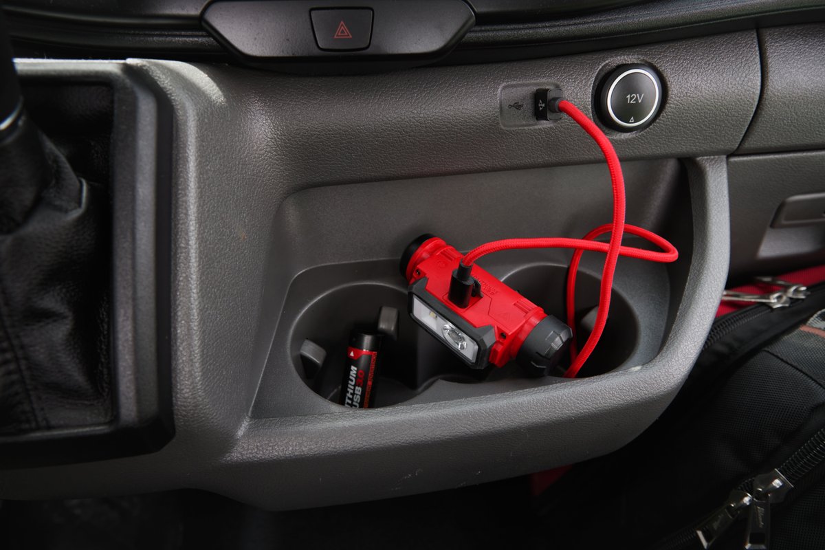 Ładowanie czołówki L4 HL2 z gniazda USB w samochodzie