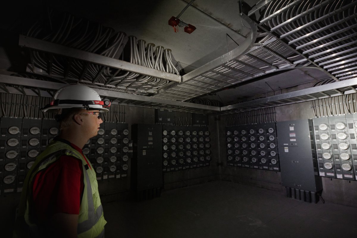 Elektryk z czołówką L4 HL2 w ciemnej rozdzielni