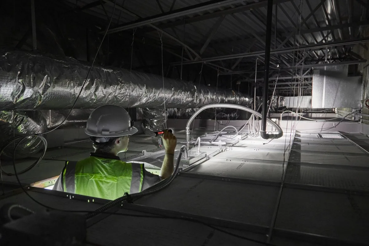Oświetlanie instalacji pod sufitem latarką L4 TMLED