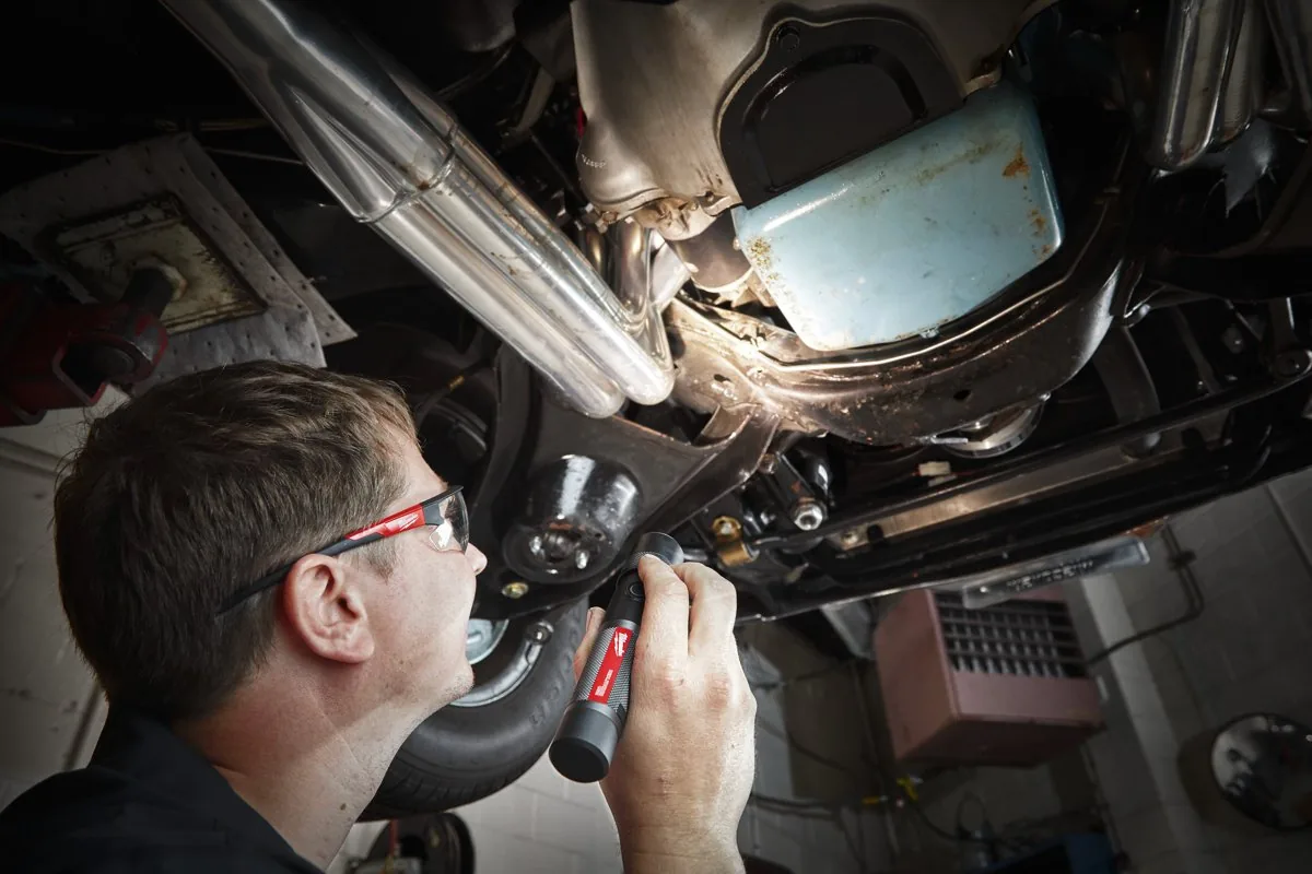 Mechanik oświetla podwozie latarką L4 TMLED