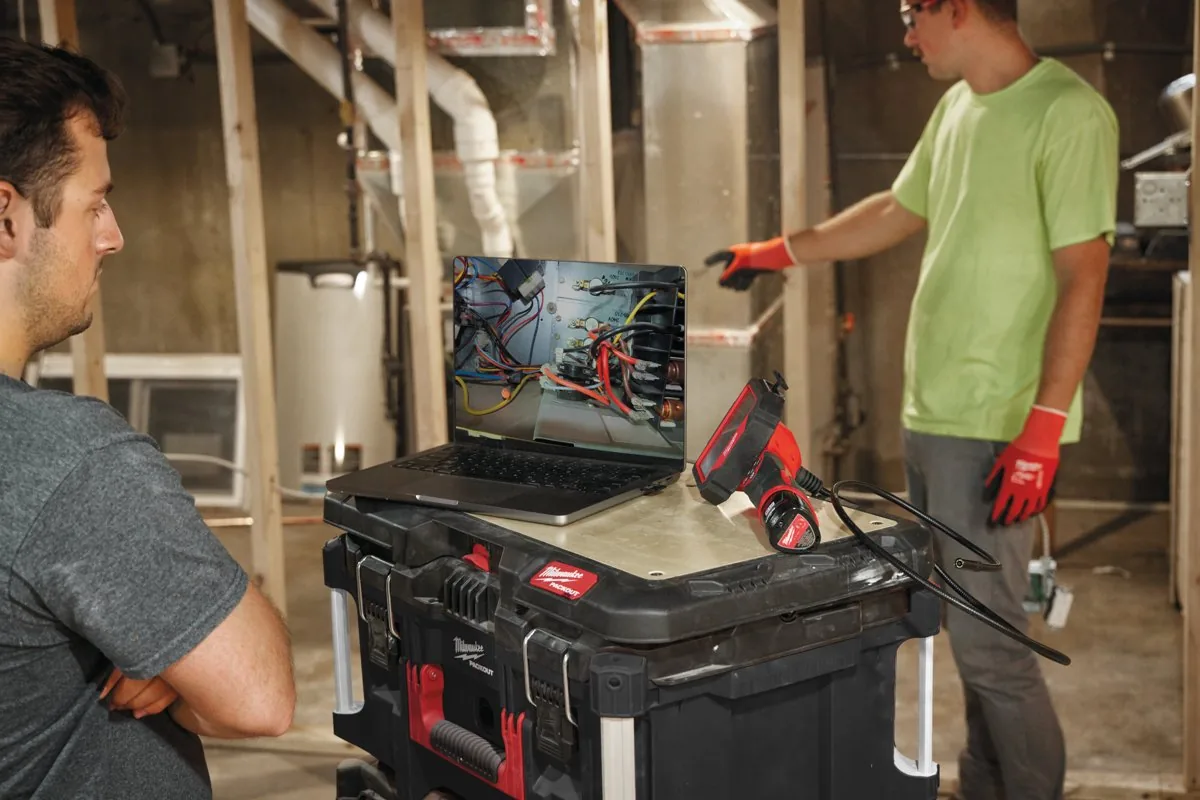 Przegląd nagrań z kamery M12 360IC32 na laptopie przy wózku PACKOUT