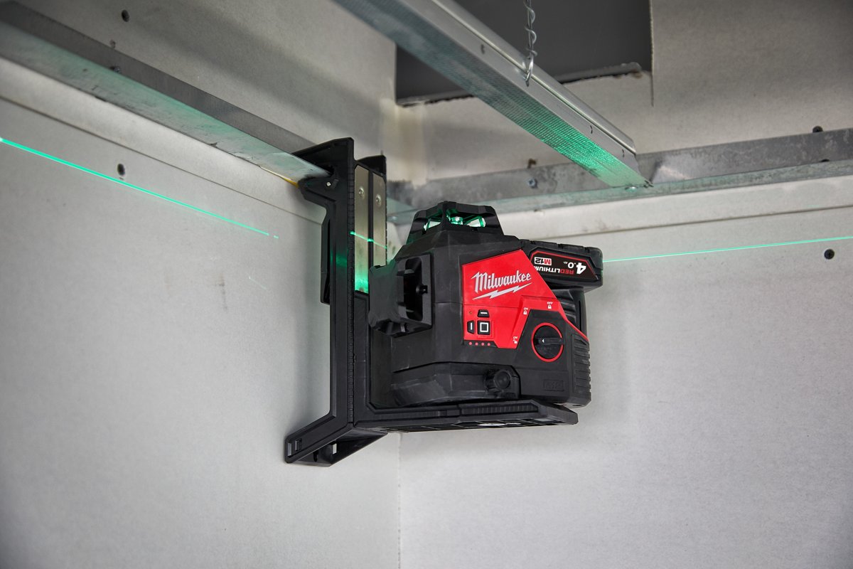 Laser M12 3PL na wsporniku w narożniku pomieszczenia z liniami na ścianach