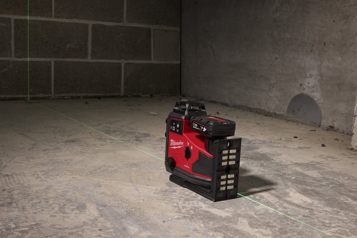 Laser M12 A3PLO w narożniku betonowej piwnicy