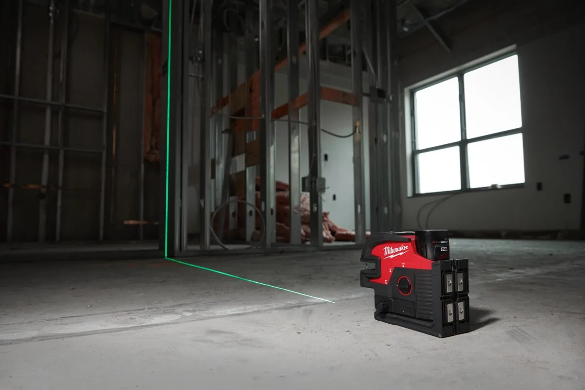 Laser M12 CLL4P wyświetla pionową linię na ścianie w hali