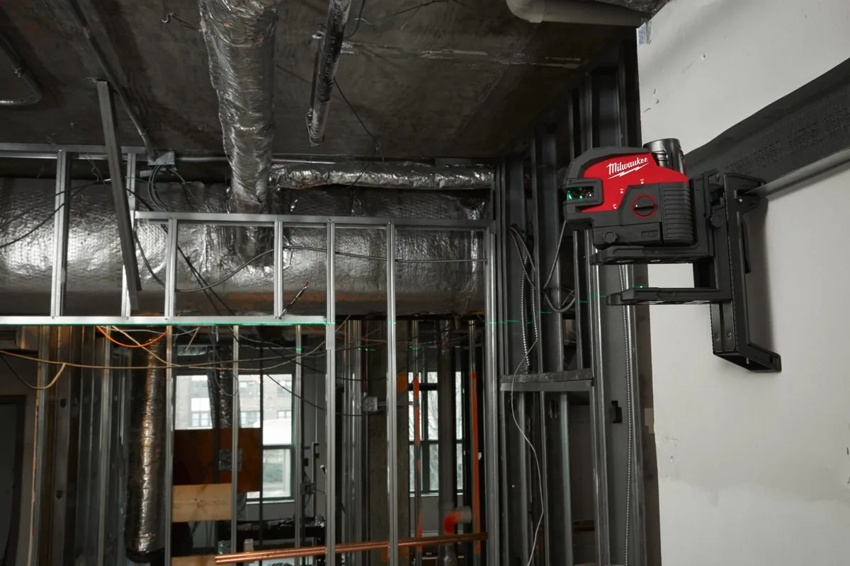 Laser M12 CLL4P zamocowany wysoko na ścianie przy instalacjach